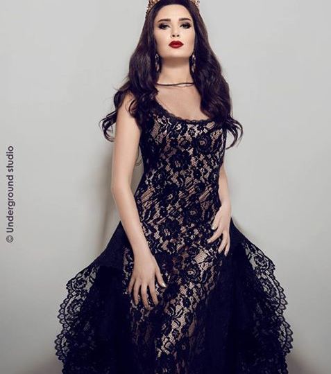 سيرين تتألق بالدانتيل الفخم