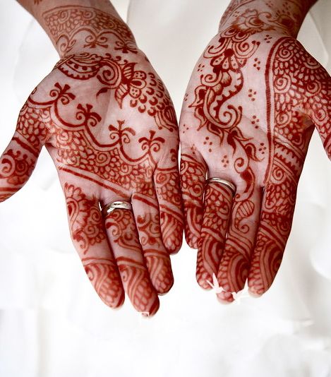 لوّني كفيّ يديك بالحناء السوداء