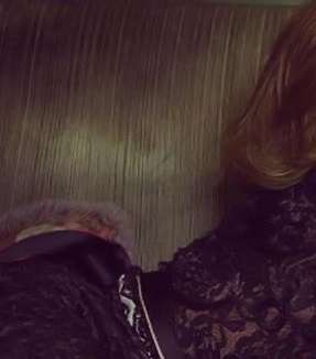 الماكياج السموكي الأسود يليق بالشعر العسليّ المميّز