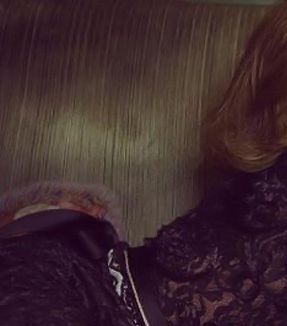 الماكياج السموكي الأسود يليق بالشعر العسليّ المميّز