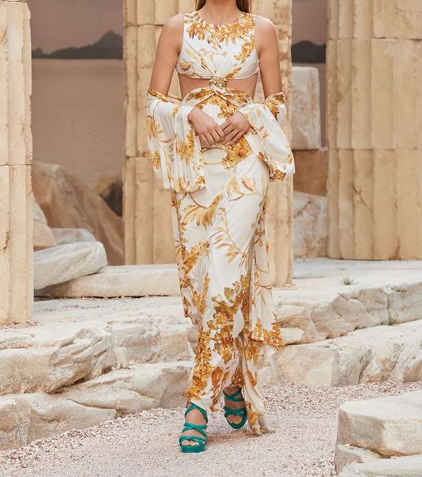 الفستان الابيض المطرز بالذهبي بقصة الـ Cut out على البطن من CHANEL كروز 2018