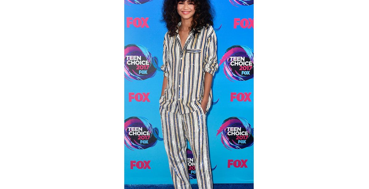 زندايا بموضة البيجاما المقلمة في حفل Teen Choice awards