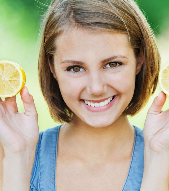 7 خلطات من الليمون لشعر صحي وحيوي