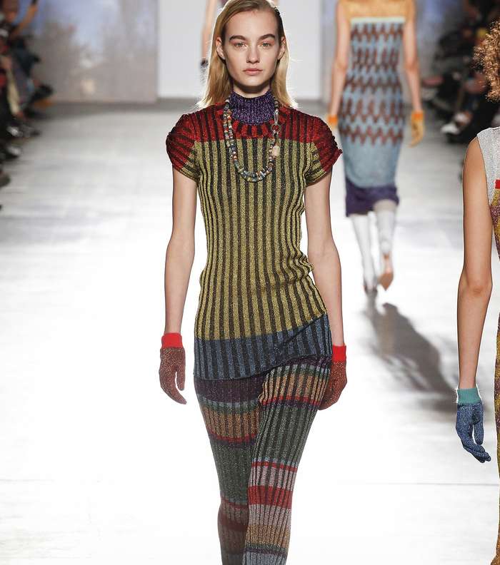 السروال باسلوب الليغينغ الصوفي الملون مع الكنزة بالنقشة والقماش ذاته من Missoni لشتاء 2018