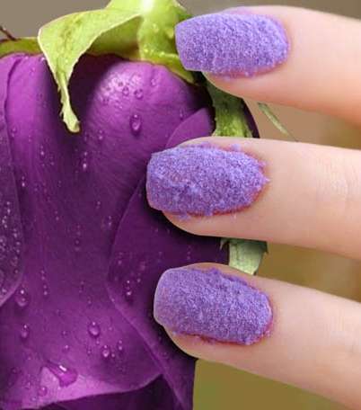 أظافر مخملية باللون البنفسجي