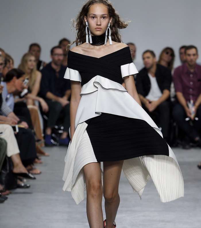 الفستان بطبقات غير مستقيمة من Proenza schouler لصيف 2017