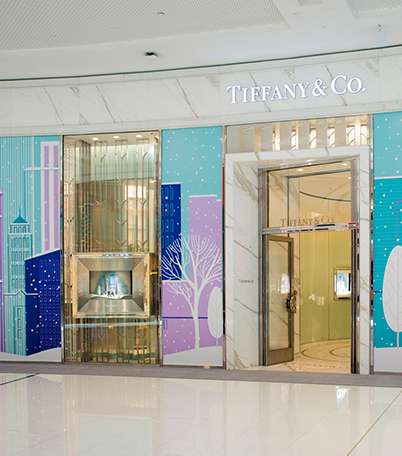 صور واجهة عرض متجر Tiffany & Co في دبي