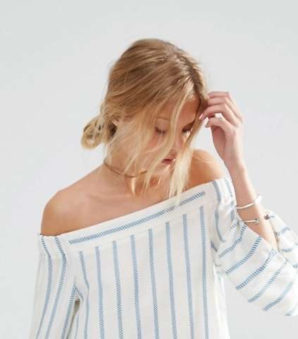 تسريحة الكعكة المنخفضة مع صيحة الـOff-Shoulders