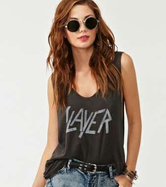 نسّقي القمصان الواسعة او Tank top مع شورتات الجينز