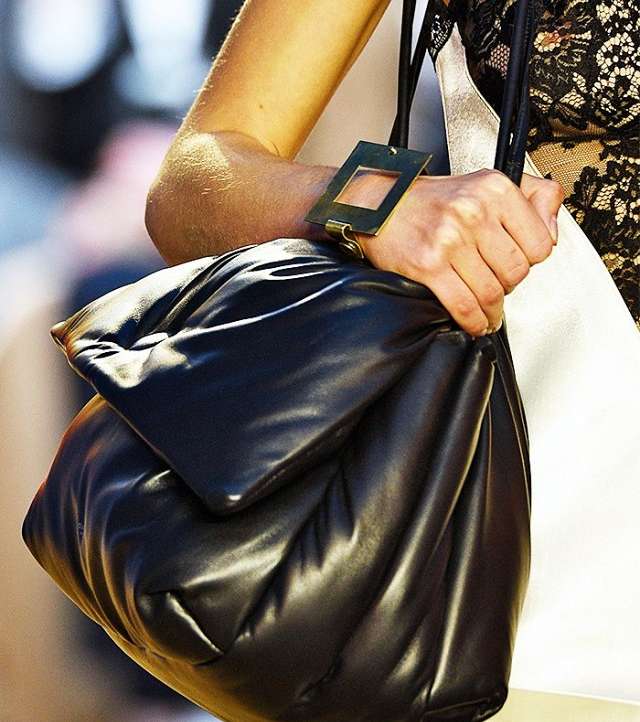 سوار عريض ومعدني من سيلين لصيف 2016