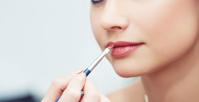 6 خطوات للحصول على أحمر شفاه يدوم طويلاً