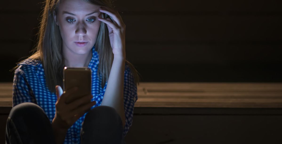 هو Online طيلة الليل.. فهل يتكلم مع فتاة آخرى؟