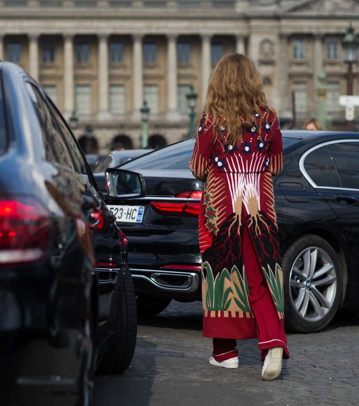 موضة المعطف المطبع بالأشكال والألوان مع الشق الواسع في شوارع باريس في اليوم السابع من أسبوع الموضة
