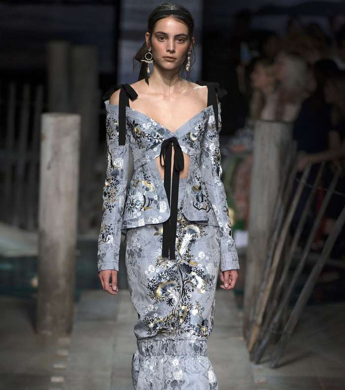 موضة السترة بقصة الـ Cut out مع العقدة الطويلة من Erdem لصيف 2017