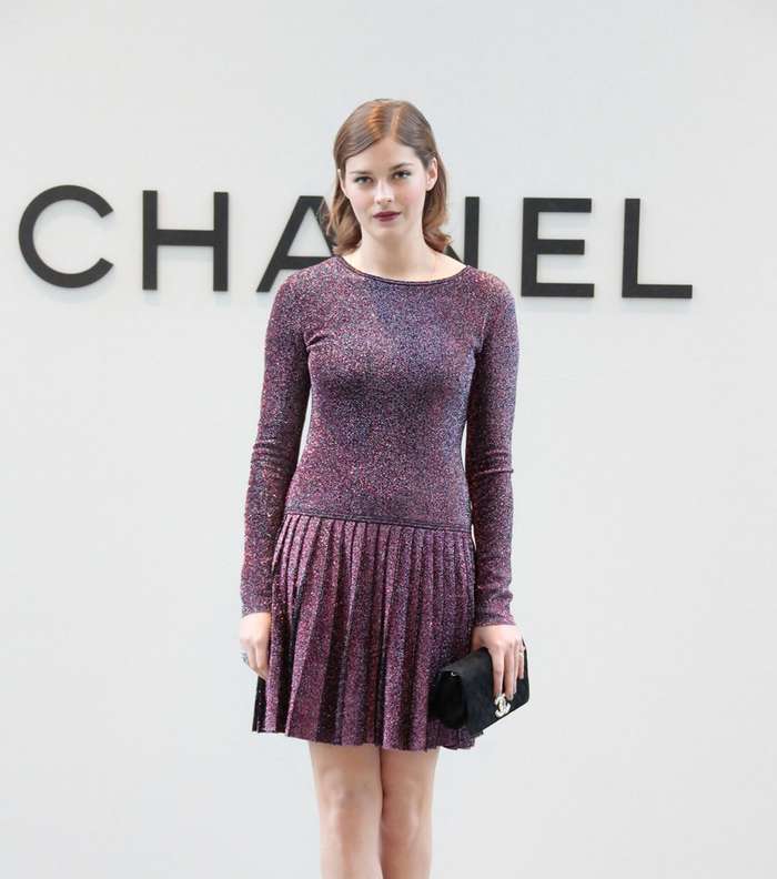 حضور الممثلة Amber Anderson معرض Second Floor لـ CHANEL