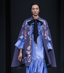 موضة الفستان المزين بالكشاكش ومعطف المشلح من تمبرلي لندن لشتاء 2017