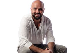 أخصائي الإعلانات يواجه تشومسكي: كتاب جديد لأحمد أبو زناد