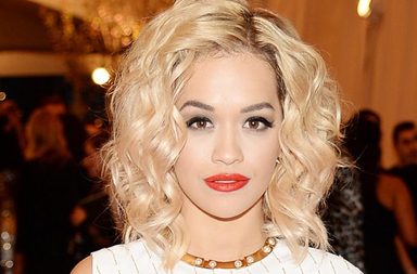 6 نجمات تألقن بالشعر الأشقر والحاجبين السوداوين 