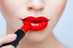 أدوات تصغير أو تكبير الشفاه بالماكياح