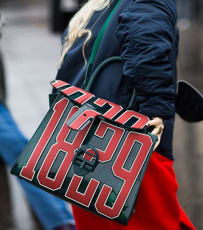 حقيبة لامعة مطبعة بالارقام في شوارع باريس في اليوم الخامس من اسبوع الموضة