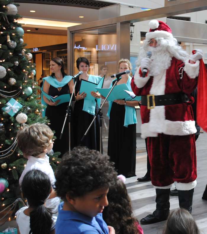 سانتا يقدم الهدايا للأطفال