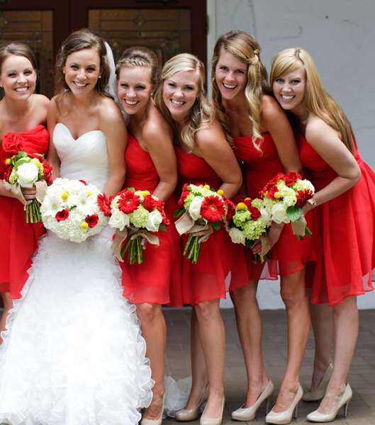 فساتين وصيفات العروس لا بدّ أن تكون باللون الأحمر في هذا اليوم 