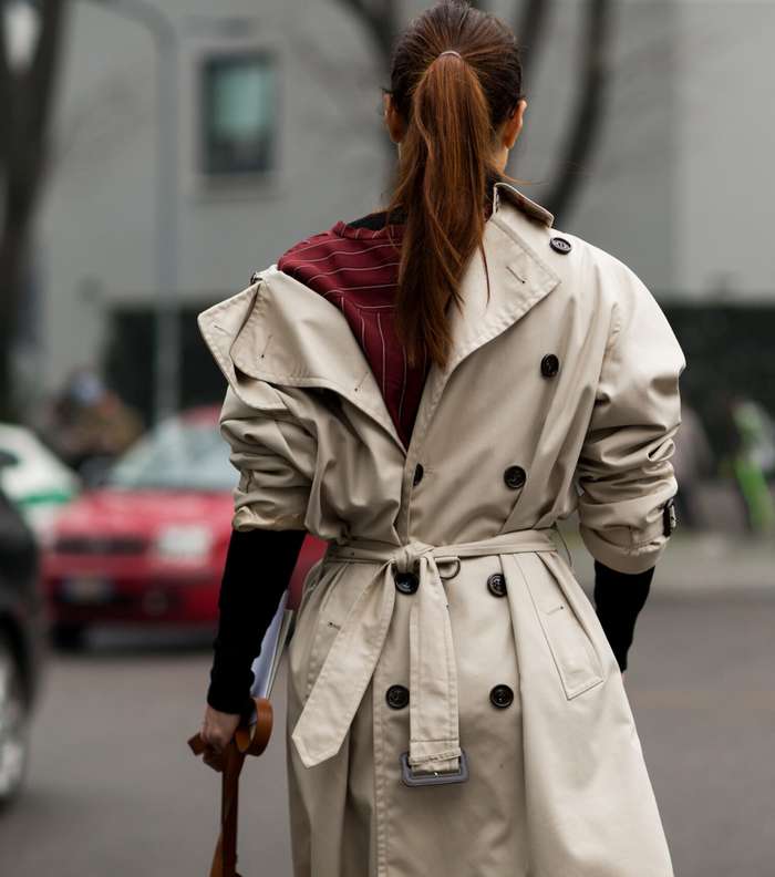 معطف الترنش المقلوب من شوارع ميلانو