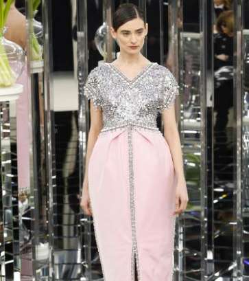 الفستان بقصة التنورة المنفوخة على الارداف من CHANEL لصيف 2017