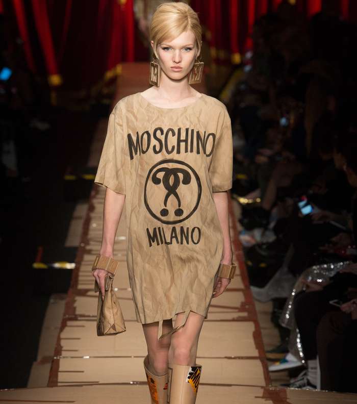 الـ T Shirt الفضفاضة باسلوب الفستان المطبعة بكلمة موسكينو من مجموعة شتاء 2018