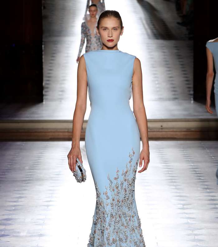 الفستان المنسدل بلون واحد مزين بالشك في اسفله من طوني ورد لشتاء 2018