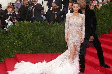كيم كارداشيان ترتدي فستان روبيرتو كافالي في حفل ميت غالا 2015