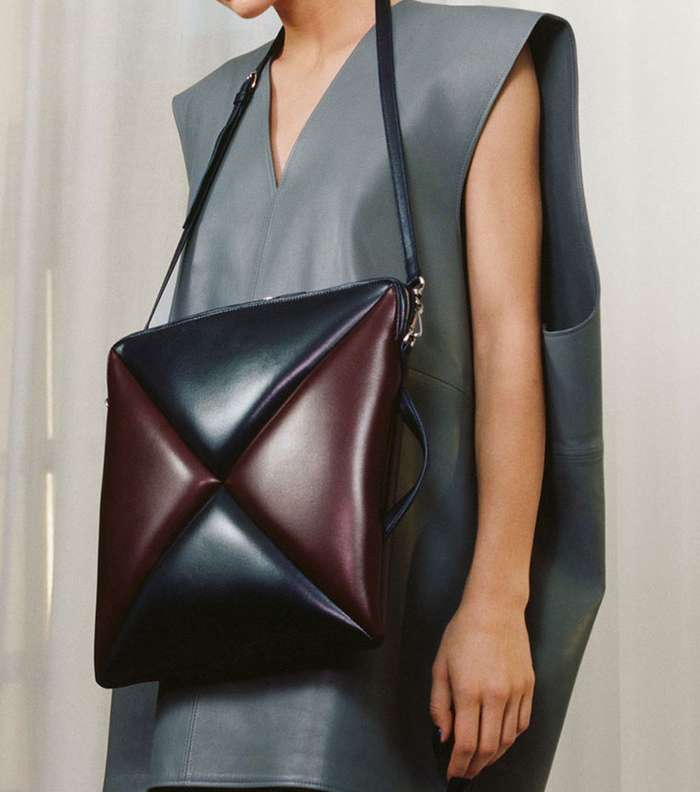 الحقيبة المستطيلة مع حزام الكتف والمقطعة بمثلثات جلدية من بلانسياغا لما قبل خريف 2017