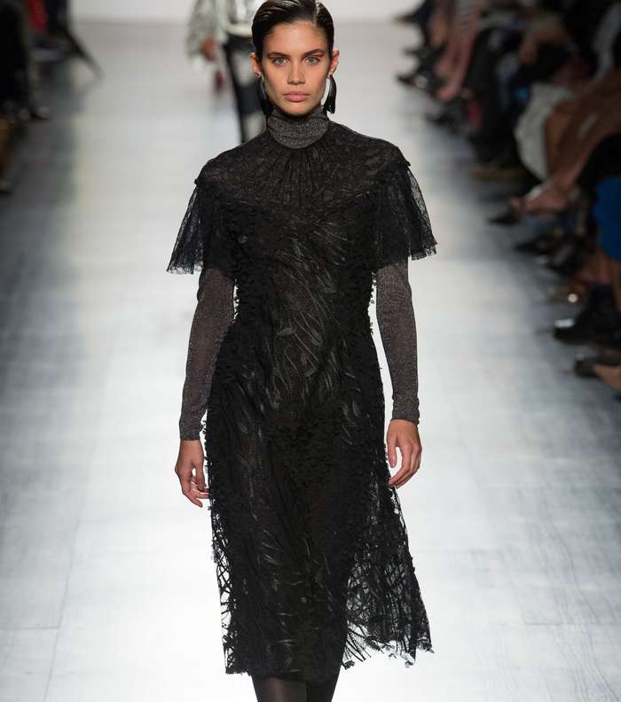 فستان التول فوق الكنزة العادية بالياقة العالية من Prabal Gurung لشتاء 2018