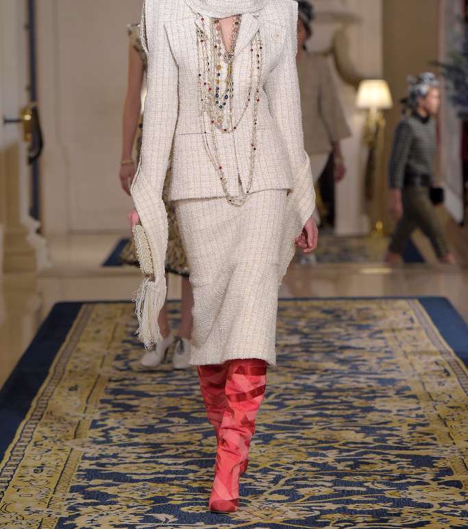 تايور التويد المنسق من التنورة متوسطة الطول مع السترة الطويلة من مجموعة CHANEL Metiers d'art