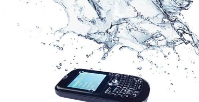 حل وقوع الهاتف في الماء