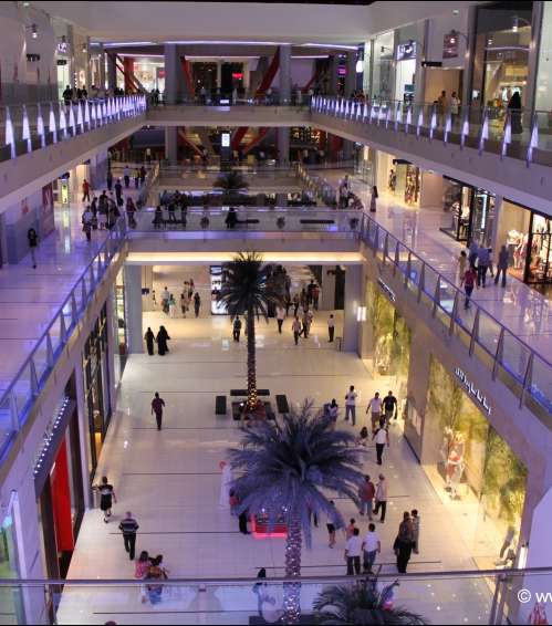 دبي مول، واحد من أفخم الوجهات السياحية الاماراتية، يضمّ 1200 متجر إضافة الى أكواريوم ضخم ونافورة راقصة