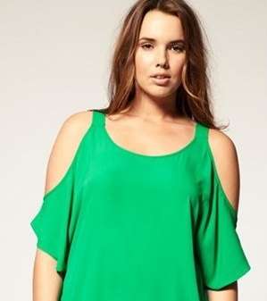 التوب بقصة الـ Cut Out على الاكتاف لاخفاء الزنود الكبيرة