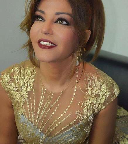 أحمر الشفاه العنابي والشعر المرفوع مع سميرة سعيد