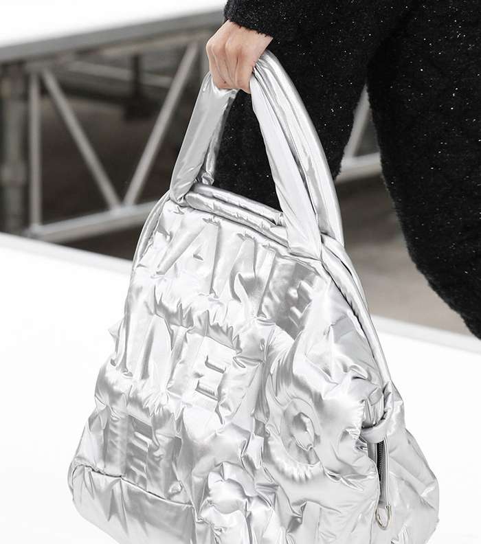 حقيبة النيلون الميتاليكية الكبيرة من CHANEL لشتاء 2018