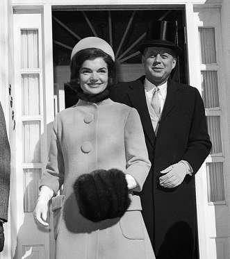 Jackie O إلى جانب زوجها الرئيس الأميركي جون كينيدي 