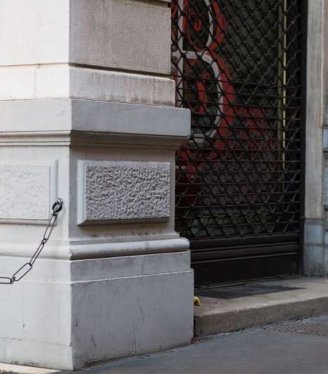 موضة الاقمشة المخملية في شوارع ميلانو
