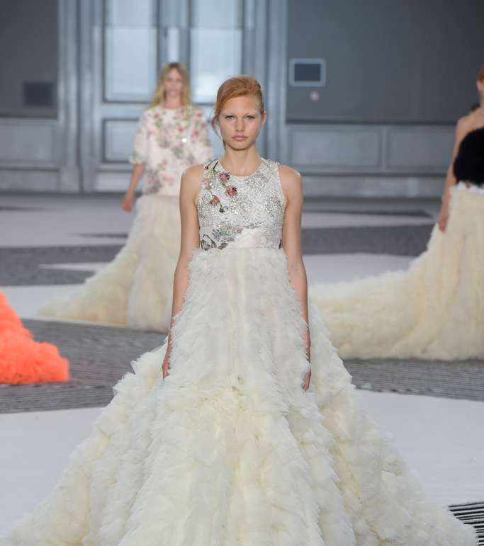 العصريّة تجلّت في فستان زفاف Giambattista Valli