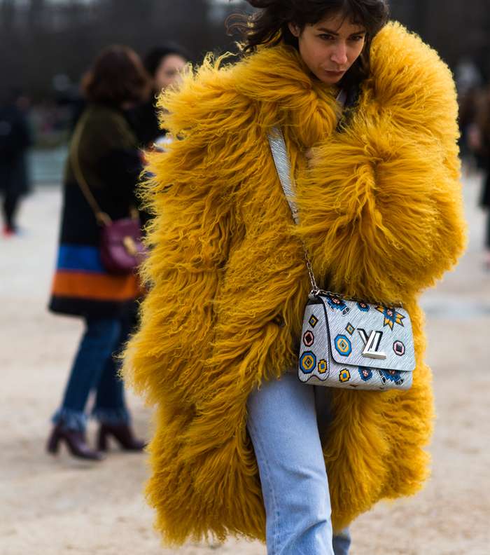 موضة معطف الفرو بالوان النيون من شوارع باريس