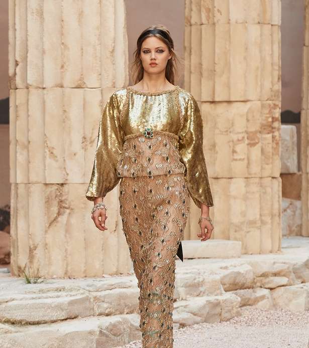 الفستان المطرز والميتاليكي من CHANEL كروز 2018