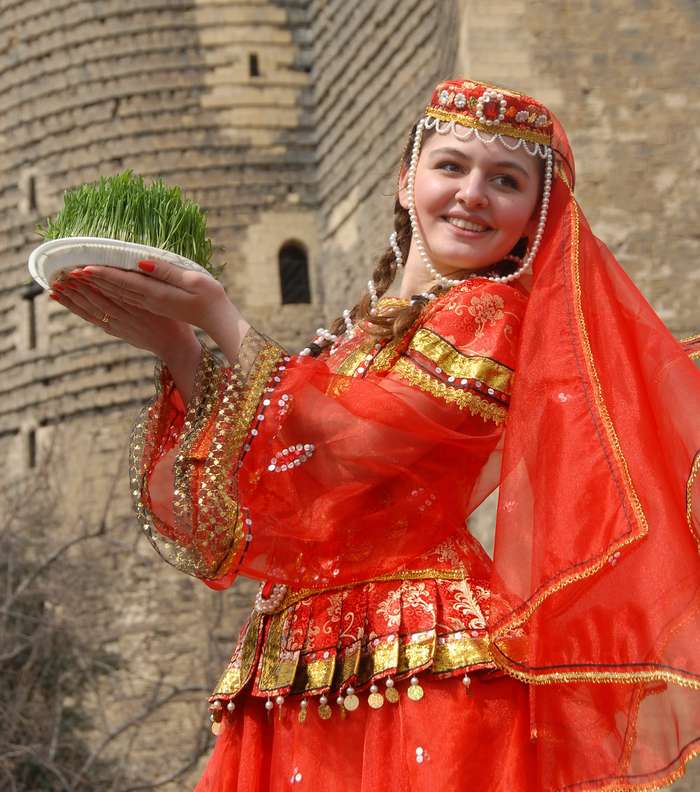 من الأزياء التقليدية الأربيجانية التي تتزين بها النساء خلال عيد الأضحى