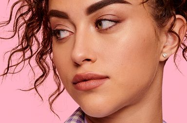 مرهم الحواجب الملوّن POWmade من Benefit Cosmetics يعدك بتجربة استثنائية!