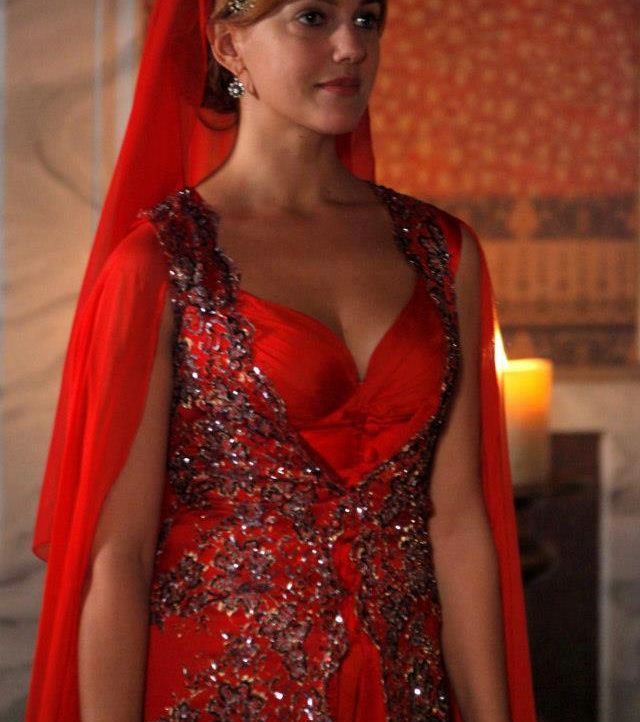 فستان السلطانة هويام الأحمر