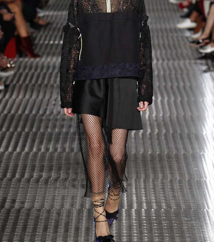 موضة التنورة القصيرة مع قماش الشبك تحتها لصيف 2017 من No.21