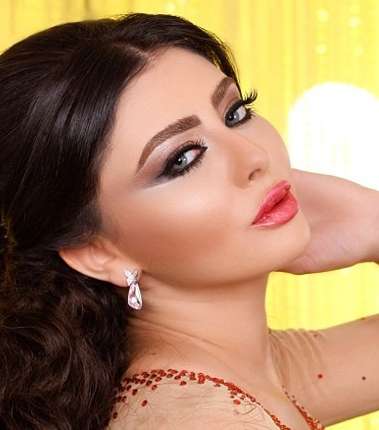 إطلالة مريم حسين الناعمة بالماكياج البرتقالي الخفيف