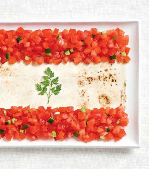 العلم اللبناني من الخبز العربي، الطماطم والبقدونس 